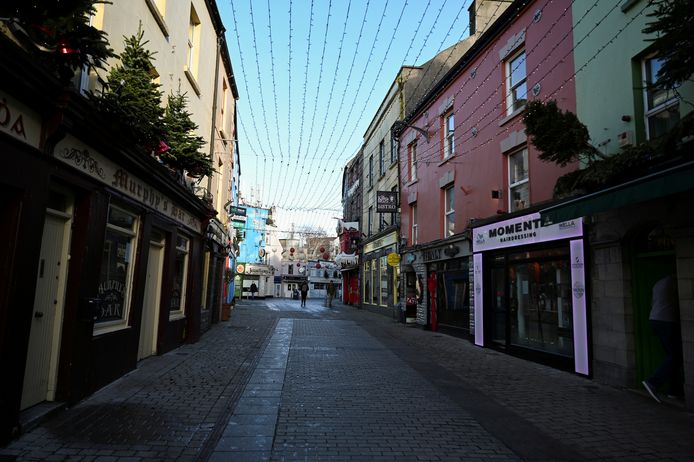 Een verlaten winkelstraat in het Ierse Galway.