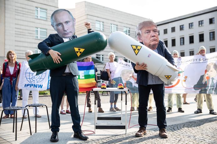 Demonstratie in Berlijn tegen het stopzetten van het 'Intermediate-Range Nuclear Forces'-verdrag tussen de VS en Rusland.