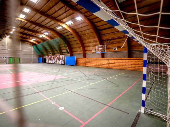 Tribune wordt hersteld, sportvloeren vernieuwd en nooddeuren geïnstalleerd: zo wil de stad Brugge historische sportzalen uit 1970 in stand houden