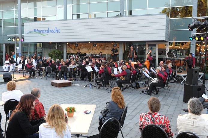 Het weer zat De Scheldezonen mee bij dit midzomerconcert in 2010 op het voorplein van MFC Kloosterhof in Hoogerheide, samen met popkoor Dazzle.