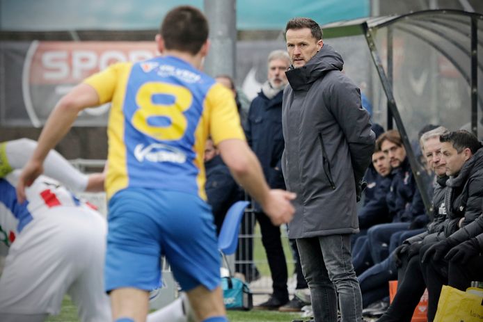 Blauw Geel'38-trainer Niels van Casteren (midden) met achter hem (over zijn rechter schouder) UDI'19-trainer trainer Lodewijk de Kruij.