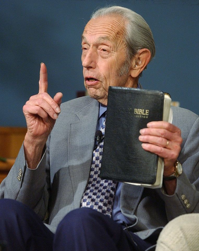 Harold Camping met de bijbel in de hand Beeld ap