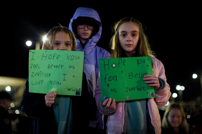 Willow Crawford (links), haar zus Ava (rechts) en Kaylynn Vestre (midden) betuigen hun steun tijdens de wake voor lerares Abby Zwerner, die werd neergeschoten door een zesjarige leerling.