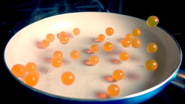 Balletjes van polymeer in een koekenpan. Beeld Youtube / IncredibleScience