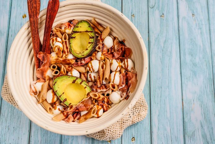 Pastasalade met parmaham en gegrilde avocado.
