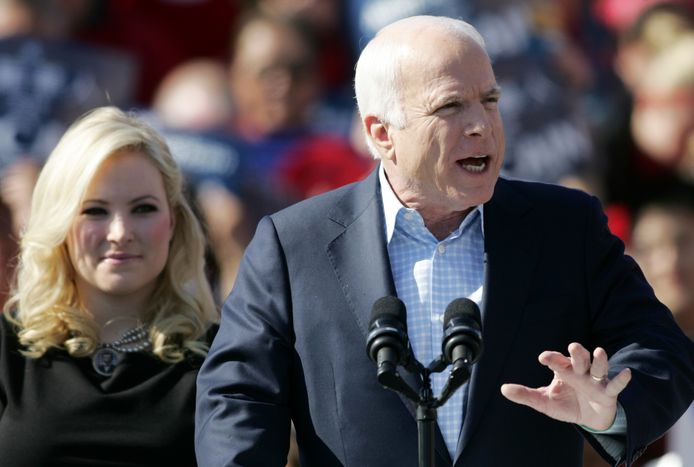 John McCain en zijn dochter tijdens een verkiezingsrally.