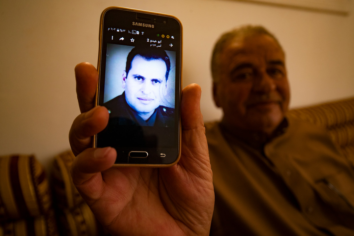 Hassan al Jado'a thuis in Raqqa met het portret van zijn broer kolonel Abdallah.
 Beeld Delil Souleiman