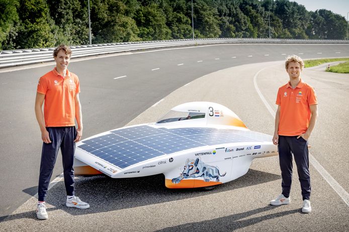 Electrical Engineer Jean-Paul Rozestraten (links) en Mechanical Engineer Thies Postma met de nieuwe Nuna 11.