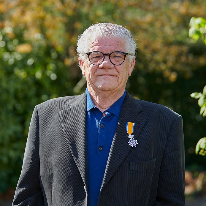Uitreiking Koninklijke Onderscheiding Lid in de Orde van Oranje-Nassau aan Cees Sitters door Burgemeester Han van Midden