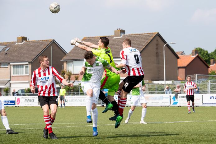 Lage Zwaluwe - Pix4Profs/René Schotanus. Actie vooor de goal van Drechtstreek met Wessel Groote (links) en Jesse Groote (nr 9) van Zwaluwe.