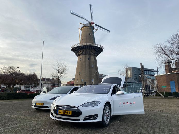 Piet werkt aan de Tesla Model 3 van Sjors, gewoon op de parkeerplaats voor zijn kantoor in Spijkenisse