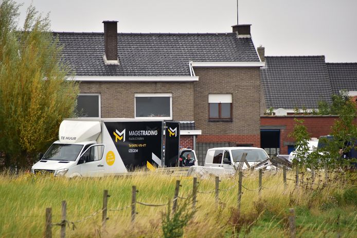 Op een oude hoeve langs de Heirweg in Lendelede werd in een voormalige stal een synthetisch drugslab ontdekt. De grote bestelwagen links werd gehuurd door de bewoner, het verhuurbedrijf heeft niks te maken met het drugslab.