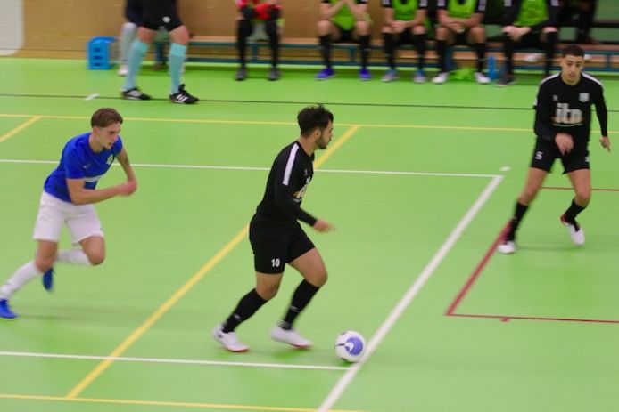 ZVV Ede-aanvoerder Mitchell Snetselaar (hier aan de bal op archiefbeeld) zorgde voor de 0-3.