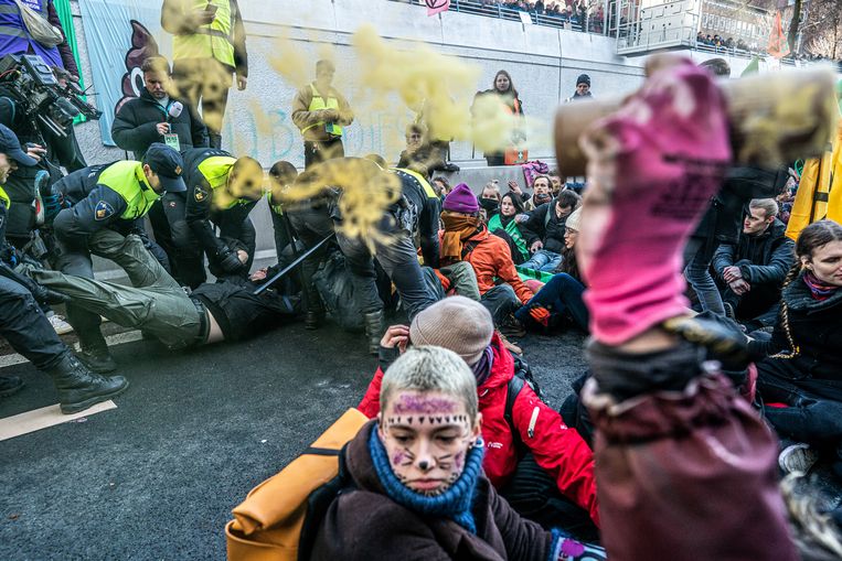 Klimaatactiegroep Extinction Rebellion blokkeert de A12 tussen het ministerie van economische zaken en klimaat en de tijdelijke Tweede Kamer. Beeld Joris van Gennip
