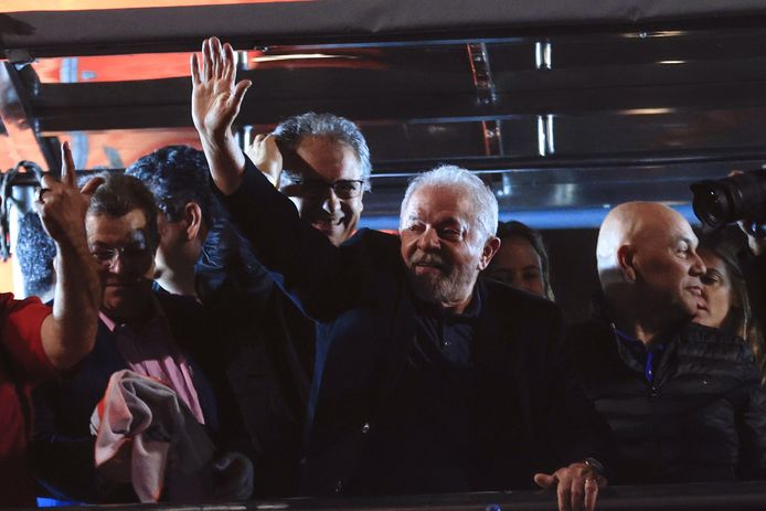 Presidentskandidaat Luiz Ignacio Lula da Silva spreekt zijn aanhangers toe in Sao Paolo nadat de uitslag van de eerste ronde bekend werd.