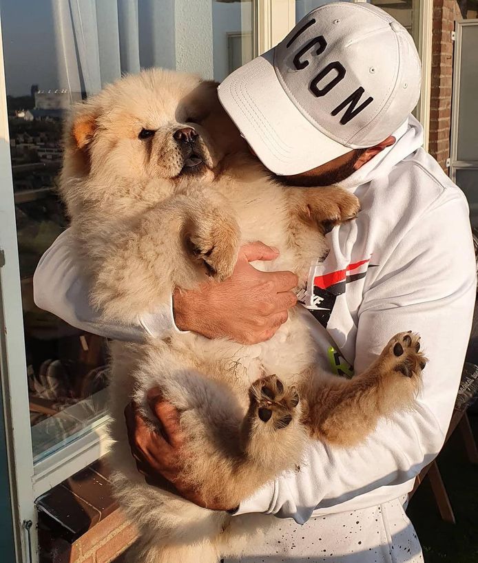Wisam (37) en zijn hond.