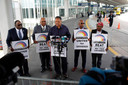 De Amerikaanse dominee Jesse Jackson (midden) protesteert op het vliegveld O'Hare in Chicago, tegen de hardhandige behandeling van passagiers.
