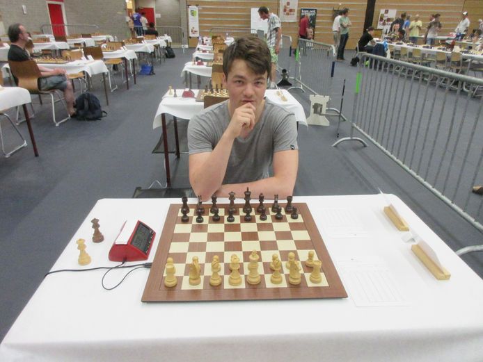 Grootmeester Lucas van Foreest komt in Almelo een simultaan schaken.