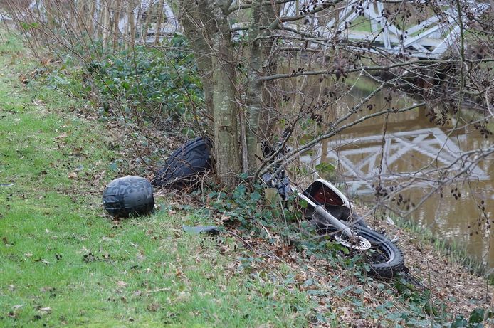 De bromfiets kwam terecht in de groenstrook naast het fietspad.
