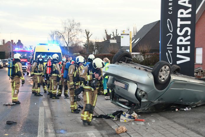 Bij het ongeval op het kruispunt van de Ledegemstraat met Clerck’s straat in Moorsele werd een grote ravage veroorzaakt.