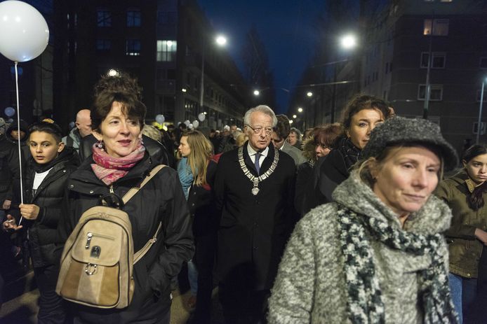Waarnemend burgemeester Jozias van Aartsen loopt mee in de stille tocht ter nagedachtenis aan de doodgeschoten 17-jarige Mohammed Bouchikhi