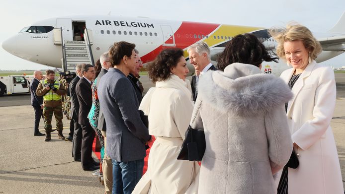 Koningin Mathilde en koning Filip begroeten de ministers bij hun vertrek naar Zuid-Afrika