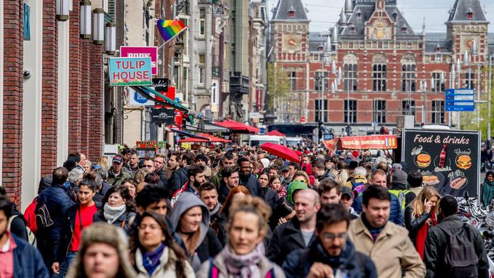 Drukte in het centrum van Amsterdam. De stad dreigt onleefbaar te worden door de snelle stijging van het aantal toeristen, zeggen critici.