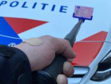 Politie doet in Noord-Nederland proef met wapenstok voor afstand bij controle