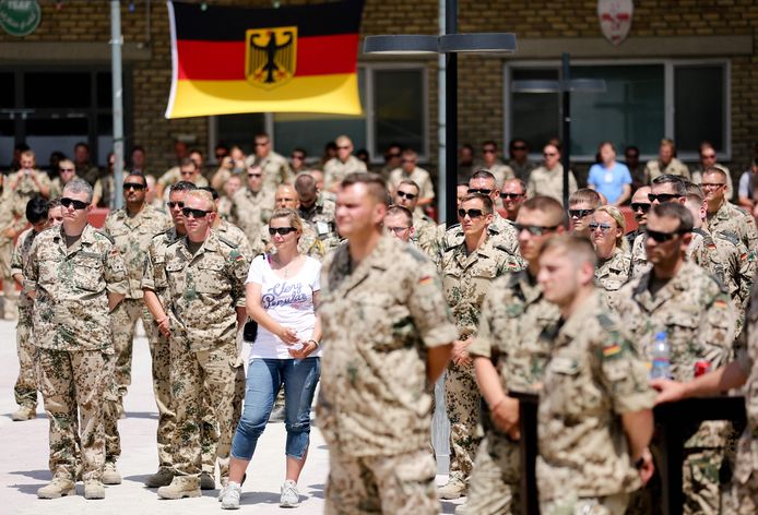 I soldati tedeschi ascoltano il discorso di Angela Merkel in una base militare a Mazar-i-Sharif, in Afghanistan.  Il consulente ha visitato la base nel 2013 (foto d'archivio).