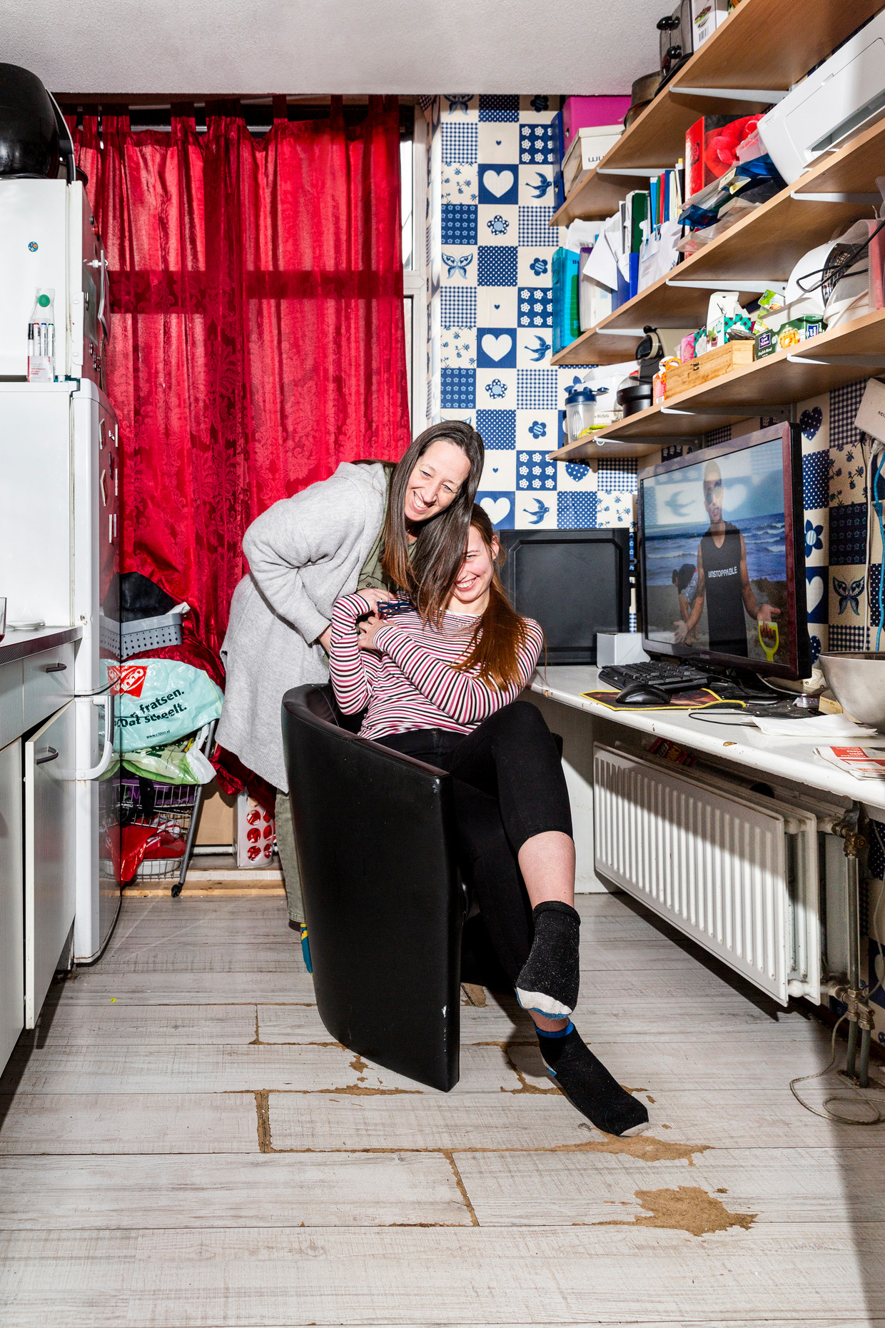 Monique Rietveld, thuis met haar dochter Sophie. Beeld Marieke de Bra