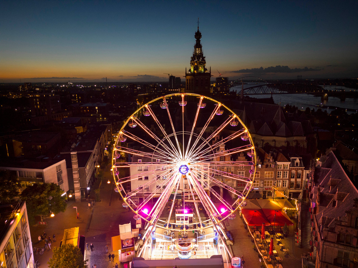 Genieten van de schemer tijdens Najaarskermis in Nijmegen Foto