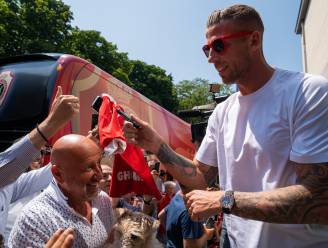 THE DAY AFTER. Stad kleurt rood-wit nadat Antwerp kampioen speelt: supporters wachten spelers op aan districtshuis, om 18.30 uur huldiging op de Grote Markt