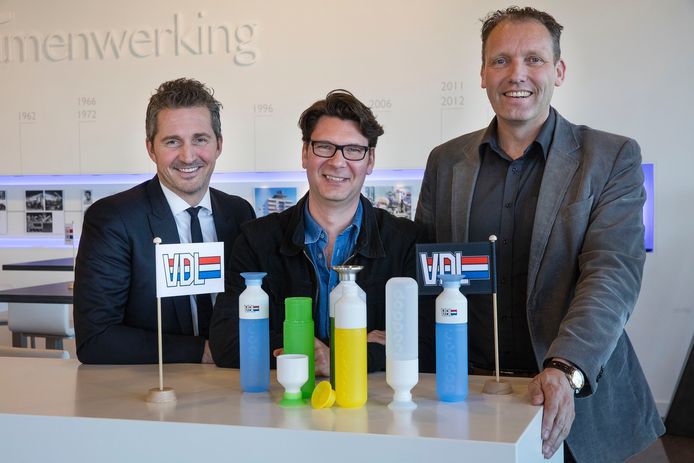 VDL’ers Bas van der Leegte (links) en Hans Meuleman (rechts) flankeren Dopper-oprichter Merijn Everaarts.