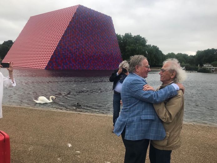 Bij het kunstwerk in Londen, gemaakt van vaten van Janus Vaten uit Oosterhout. ‘Frits!', zegt de kunstenaar (rechts) enthousiast als hij Janus senior ziet. De twee pakken elkaar stevig vast. Zoon Ton lachend: 'Elke keer herkent hij mijn vader weer'.