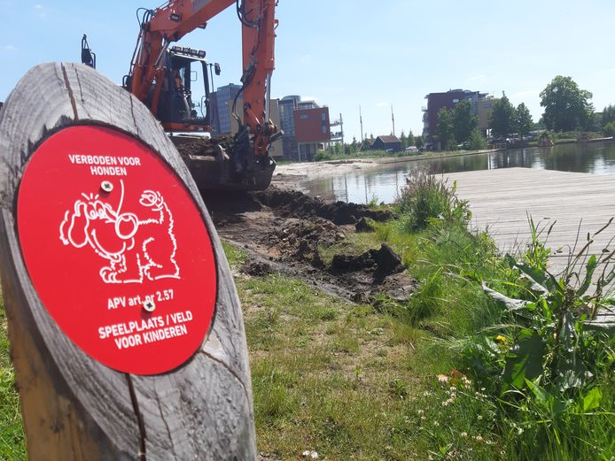 De gemeente heeft vrijdag bordjes geplaatst waarop het hondenverbod staat aangegeven. Het strandje bij de Indiëvijver is een speelplaats voor kinderen.