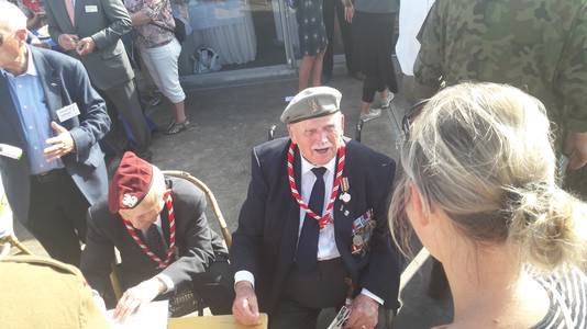 Twee Poolse veteranen signeren oorlogsboeken