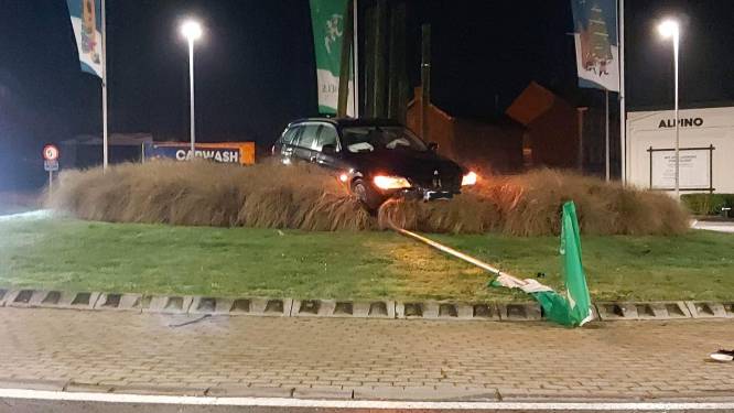 Twee automobilisten met glas teveel op over rotonde in Harelbeke: boete en rijverbod