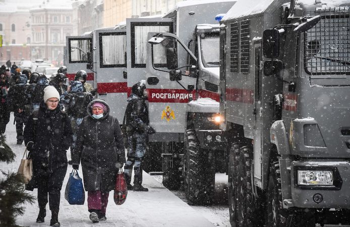 Ordediensten zijn massaal aanwezig in de straten van verschillende Russische steden om protesten van Navalny-aanhangers te vermijden.