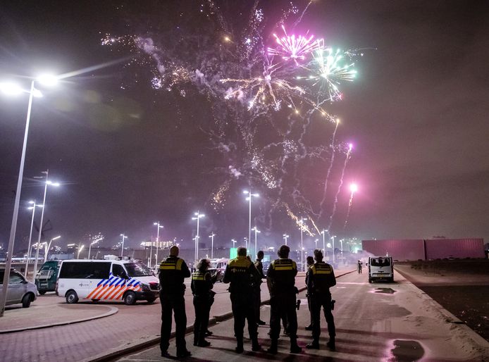 Politieagenten luiden gezamenlijk het nieuwe jaar in tijdens de jaarwisseling in de Hofstad.