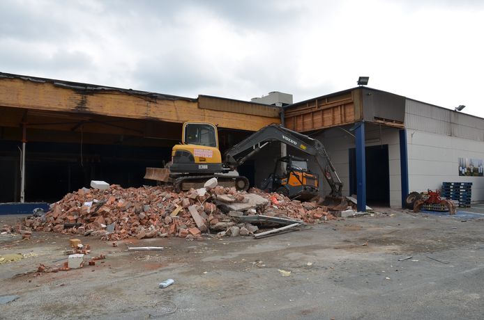 De vroegere Tacos wordt afgebroken. In de plaats komt de eerste vestiging van Jumbo in Denderleeuw.