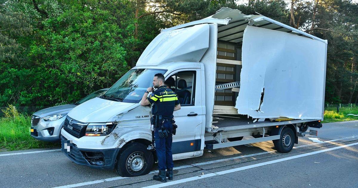 Twee vrachtwagens botsen bij Riethoven: veel schade