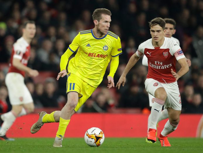 Aleksander Hleb namens BATE Borisov vorige maand in balbezit tegen zijn oude club Arsenal in het Europa League-duel.