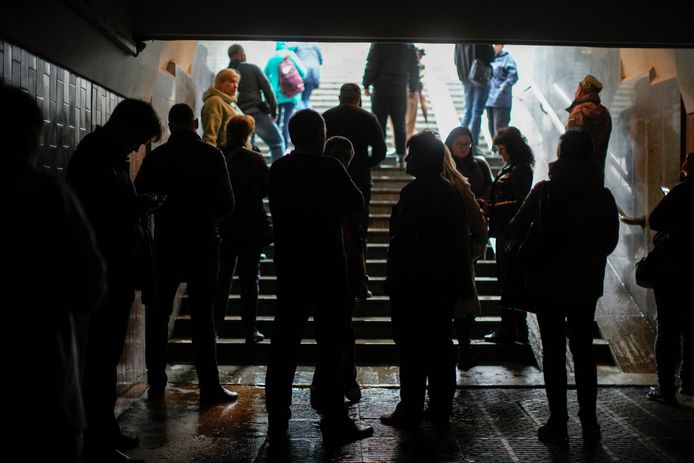 Mensen schuilen in een metrostation in Kiev.