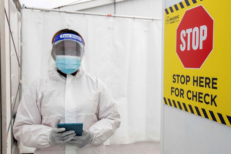 Een zorgverlener in het coronatestcentrum op de luchthaven van Dublin. Beeld AFP