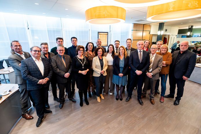 RAAMSDONKSVEER - De nieuwe gemeenteraad v.l.n.r: John Langermans (GemeenteBelangen), Igor van Nunen (Keerpunt ’74), Eric van Oosterhout (Keerpunt), Bert van den Kieboom (Lokaal+), Berrie Broeders (CDA), Jeffrey Aerts (Keerpunt), Burgemeester Marian Witte, Mariska Cornet (SVP), Annemiek van Rooij (Keerpunt), John van Vugt (Keerpunt), Maj op de Laak (Lokaal+), Mike Hofkens (Lokaal+), Yvonne Weterings (VVD), Peter Verschuren (Morgen!), Hein de Jongh (VVD), Anke Voulon (Morgen!), Frans Eijkhout (Lokaal+), Leon Hooijmaijers (CDA), Minie van de Weerd (Morgen!), Albert Smit (GemeenteBelangen).
