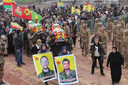 De begrafenis van de Nederlandse YPG-strijder Sjoerd H. (wiens portret is te zien op de linkerposter) in de Syrische plaats Derik. In het strijdgebied gebruikte hij de naam Baran Sason.