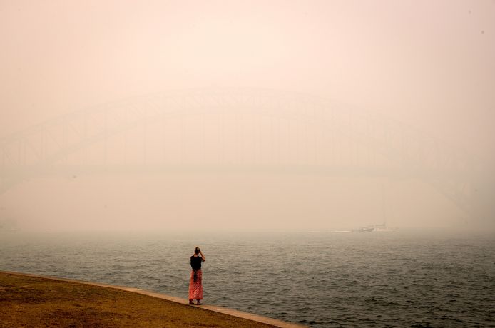 De Sydney Harbour Bridge is helemaal in een dikke deken van rook verdwenen.