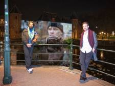 Levensgrote projectie op Koppelpoort ode aan rapper Jiggy Djé: ‘Mega, het is meer dan ik verdien’