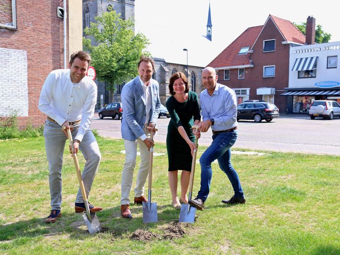 Wethouder Ellen Prent met van links naar rechts Bart Kienhuis, Walter Kormelink en René Evers van Nordwick.