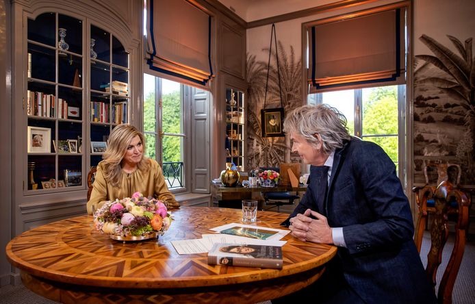 Máxima in gesprek met Matthijs van Nieuwkerk in paleis Huis Ten Bosch in Den Haag.